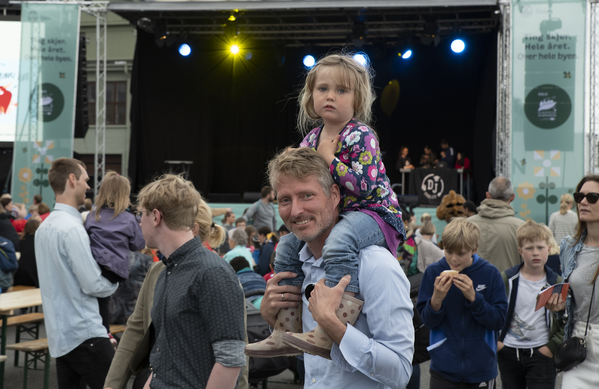 Far og sønn foran scenen Foto Hans Kristian Riise