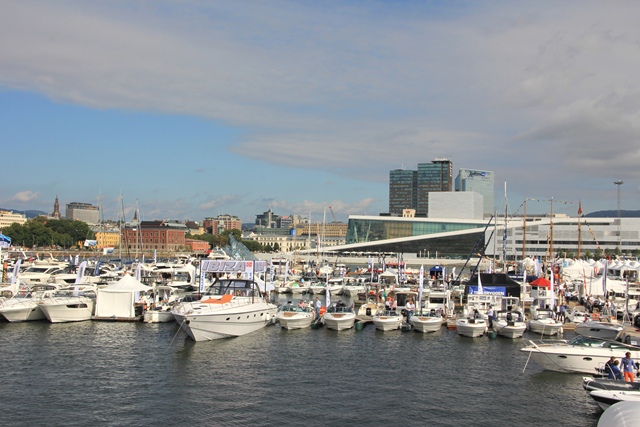 Yrende båtliv i Bjørvika Yrende båtliv i Bjørvika