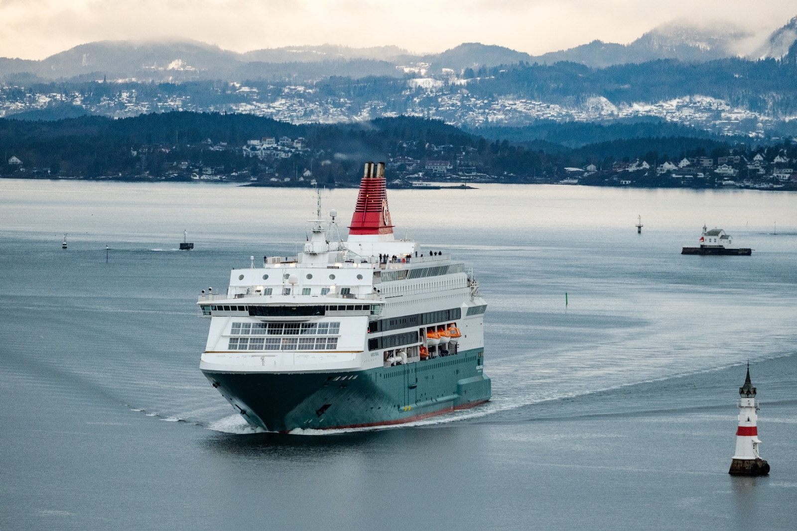 Slik ser Danskebåten ut nå. Den nyrenoverte Danskebåten anløp Oslo for første gang onsdag. I løpet av første kvartal 2025 investerer Gotlandsbolaget omkring 250 millioner danske kroner i å oppgradere de to passasjerskipene som daglig anløper Oslo og København. MS «Nordic Pearl» - tidligere kjent som MS «Pearl Seaways» - har ligget i tørrdokk i Landskrona siden starten av januar. Der har lugarene blitt totalrenovert og skroget er malt i det Gotlandsbolaget omtaler som en "akvagrønn" farge.