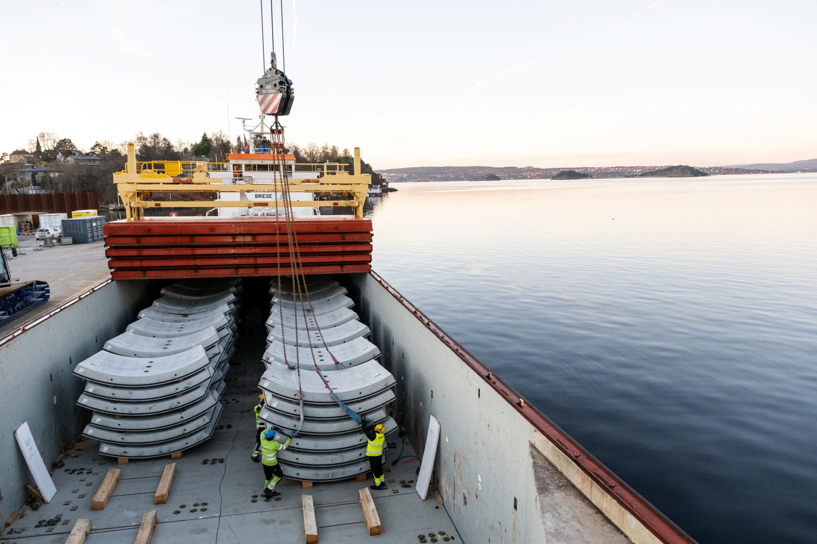 Bildet er tatt på Ormsundkaia ifbm lossing av betongelementer fra stykkgodsskipet Schillig til Oslos nye vannforsyning.Prosjekt Ny vannforsyning Oslo skal sikre Oslos innbyggere en kritisk reservevannforsyning. Betongelementene brukes i byggingen av den nye vannforsyningen.
